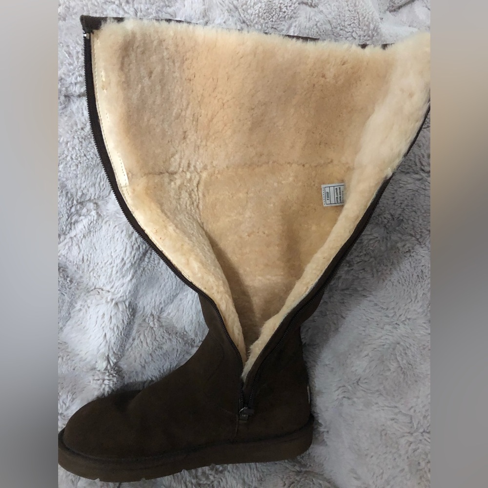 Rare Ugg Sunrise knee length sheepskin ladies boots. Dark brown color.Size US 7 - Picture 4 of 6